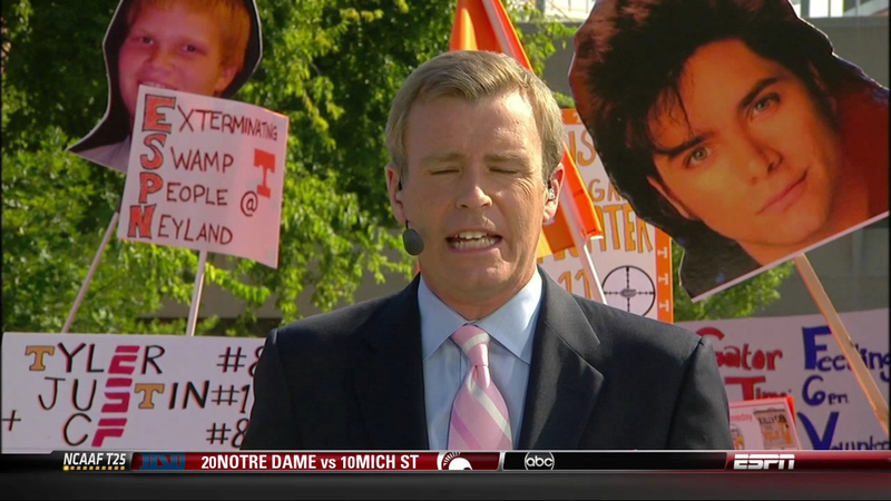 Illustration for article titled "Will Muschamp Listens To Nickelback": Your Roundup Of The Best Signs Behind The College Gameday Crew